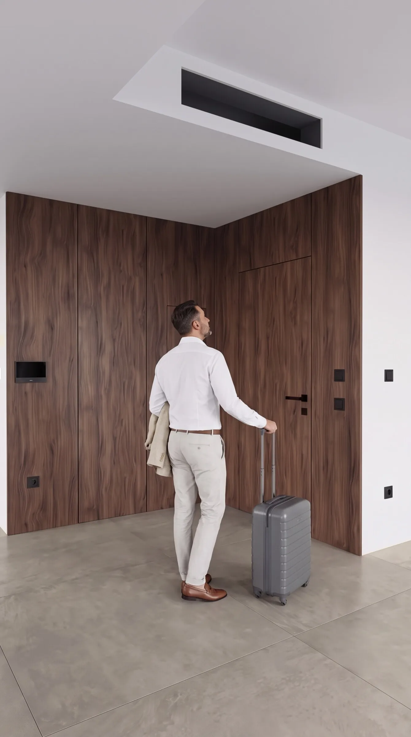 Entrance: the owner with a suitcase seeing the finished hall for the first time
